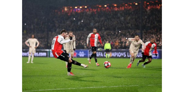 In de groepsfase van de Champions League versloeg Feyenoord Bayern met 3-0 In de groepsfase van de Champions League versloeg Feyenoord Bayern met 3-0